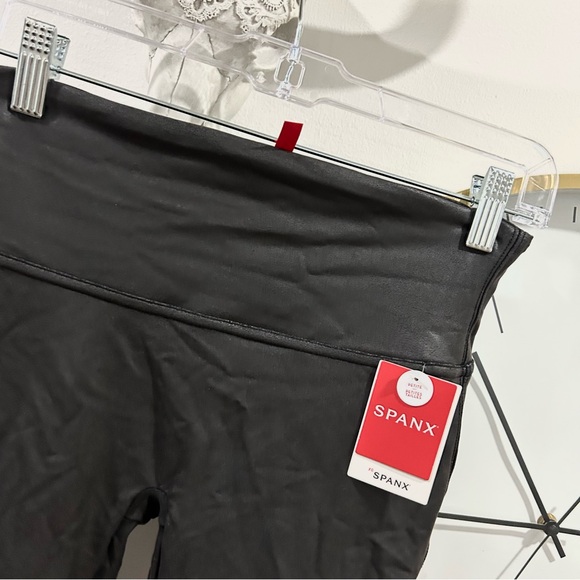 SPANX Black High Waisted Leggings Medium Petite NWT Smoothing - Picture 2 of 3